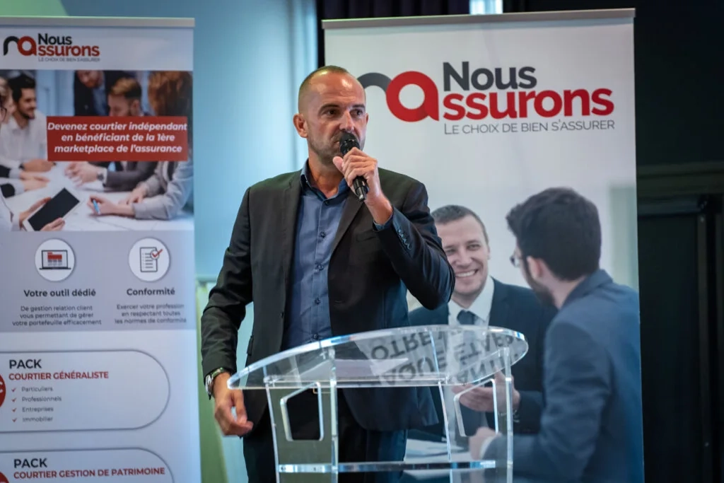 Prise de parole au pupitre pendant la convention annuelle de NousAssurons, à Seilh