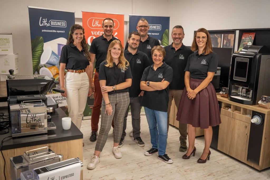 L'équipe au complet de Litha Espresso, dans son showroom de machines à café