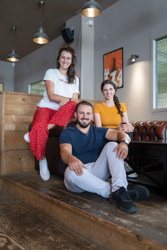 Portrait de trois collaborateurs dans les locaux de leur entreprise